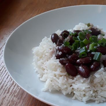 Picture of a bowl with rice, kidney beans and spring onions