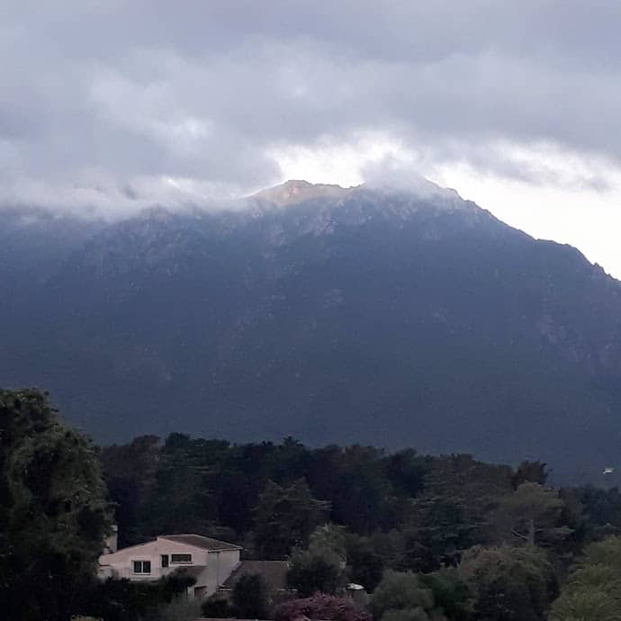 Picture of a mountain with grey clouds, as the stock markets crashed in 2020